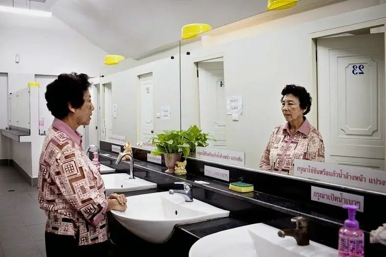 امرأة تايلاندية في مرحاض نظيف