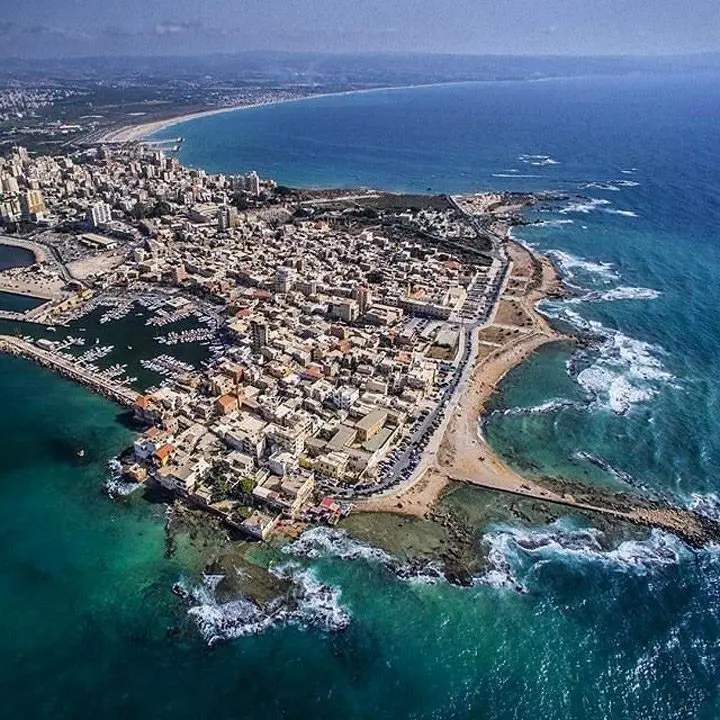 مدينة (صور) اليوم، التي تطل بسواحلها على البحر الأبيض المتوسط.