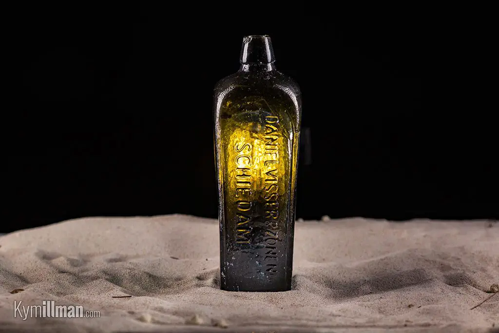 صورة تبرز الزجاجة التي كانت تستعمل لتعبئة مشروب ”الجن“، يعود تاريخها للقرن التاسع عشر.