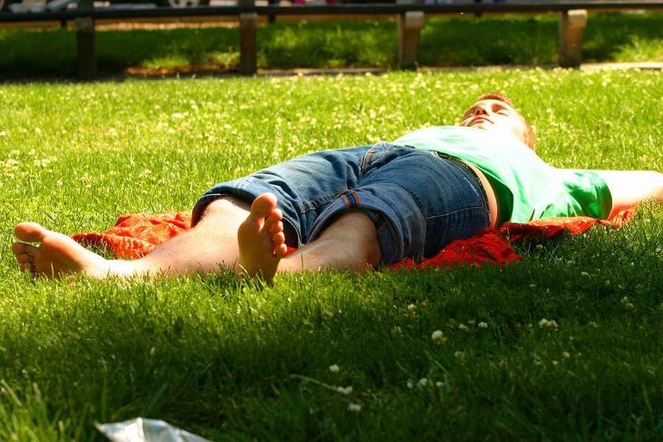 رجل مستلقي تحت أشعة الشمس
