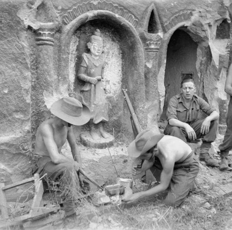 جنود بريطانيون يجلسون بالقرب من معبد في جزيرة (رامري)