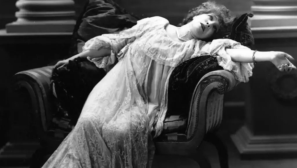 امرأة من العصر الفيكتوري مستلقية على الأريكة وكأنها تعاني من خطب ما، الهستيريا الأنثوية