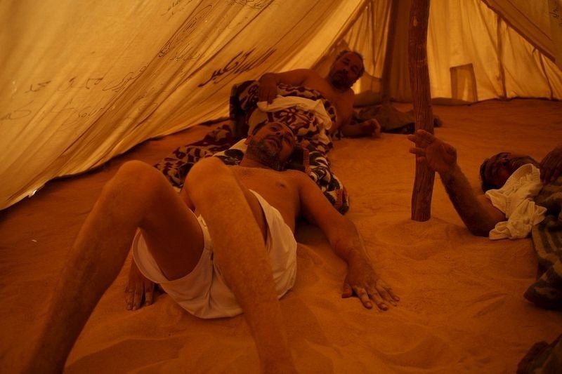 مرضى يسترخون في خيمة السونا بعد حمامات الرمال الساخنة خاصتهم في (سيوا) بمصر.
