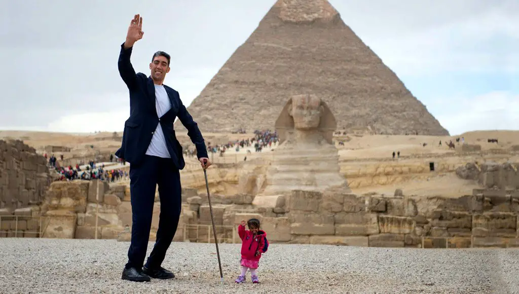 أطول رجل في العالم يلتقي بأقصر امرأة في العالم في مصر