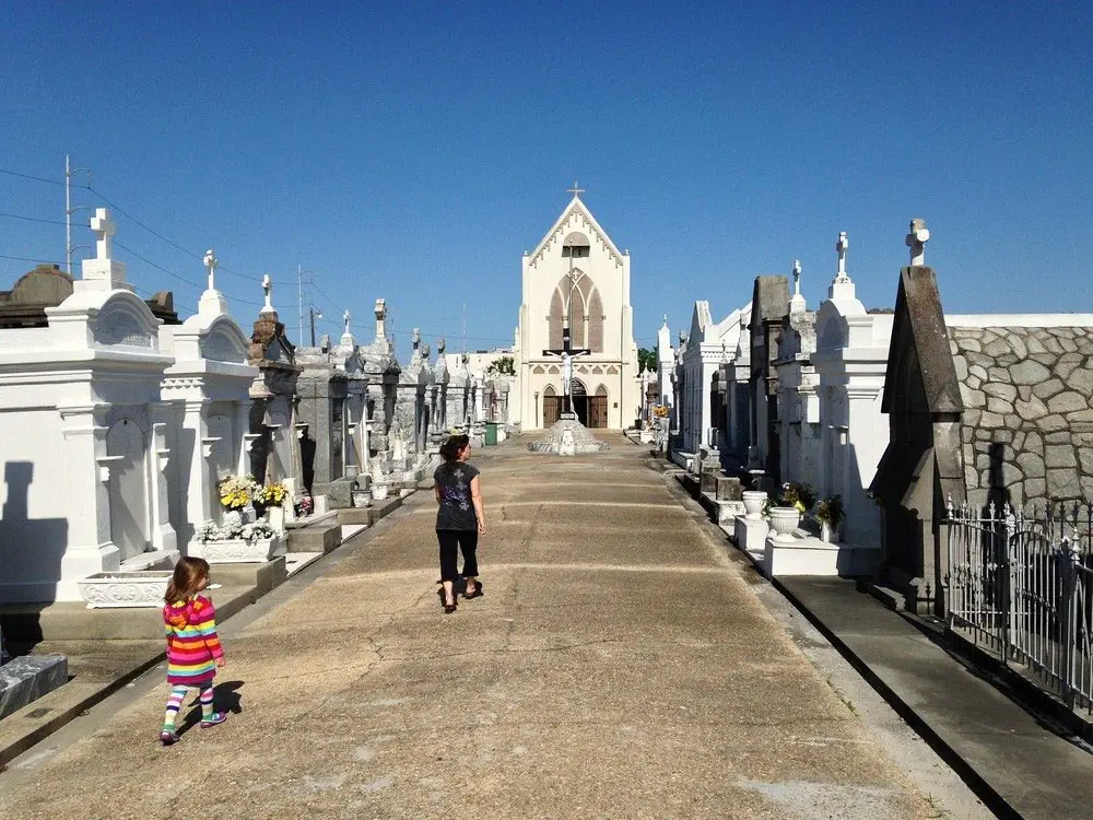 امرأة وطفلة صغيرة في مقبرة وكنيسة القديس (روك) في (نيو أورلينز)