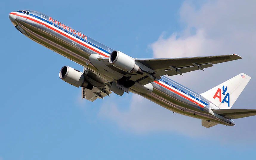 طائرة (بوينغ) 767 تابعة للخطوط الجوية الأمريكية تغادر مطار (هيثرو) الدولي بلندن في المملكة المتحدة.