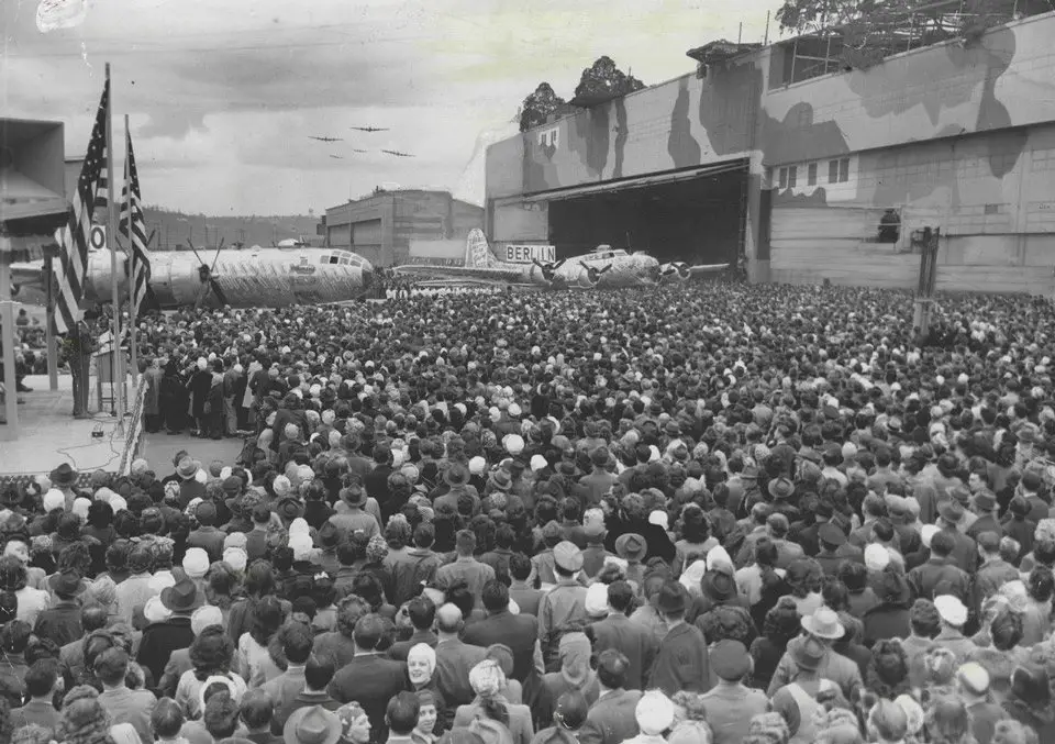 مصنع طائرات مدينة (بوينغ) المتخفي في الحرب العالمية الثانية