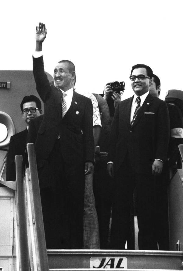(هيرو أونودا) لحظة مغادرته الطائرة عقب عودته أول مرة لليابان من أدغال جزيرة (لوبانغ) سنة 1974.