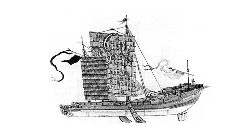 سفينة قراصنة مصممة وفقا لما كانت تريده (تشينغ شي) لتبحر ضمن أسطول الراية الحمراء.