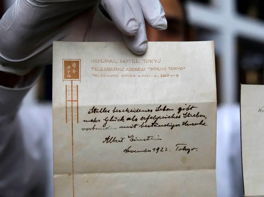 ملاحظة (آلبرت آينشتاين) المدونة بخط يده على ورقة كناشة (الفندق الإمبراطوري) في اليابان حول السعادة، التي بيعت مقابل مبلغ 1.5 مليون دولار