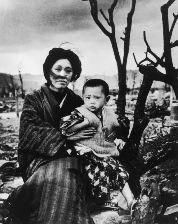 صورة لأم و طفلها يعتصمان فوق ركام مدينة (هيروشيما) لعدة أشهر بعد الغارة الجوية.