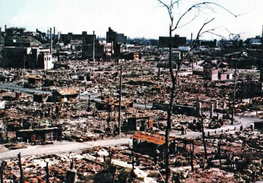 حطام مدينة (هيروشيما) بعد شهر من قصفها.