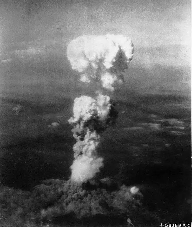 الغيمة الناتجة عن القنبلة الذرية، ترتفع لستة كيلومترات فوق مدينة (هيروشيما) بعد اسقاط القنبلة مباشرةً.