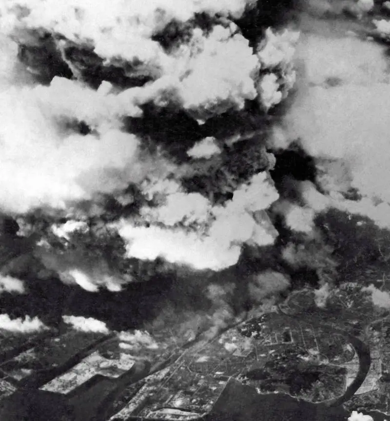 بعد إنزال القنبلة بفترة قصيرة، تزامن صعود الدخان فوق سماء (هيروشميا)