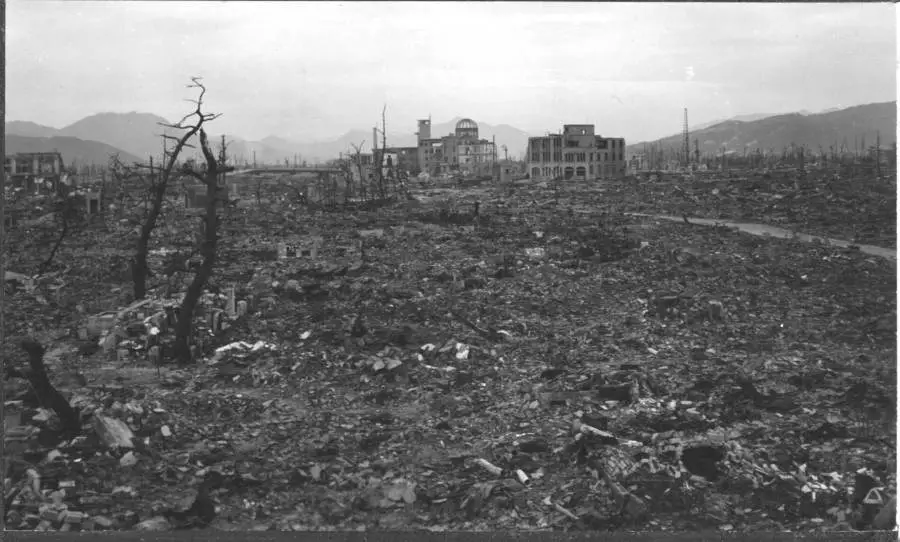 مثلت الأشجار المحترقة والأبنية المدمرة المظهر الذي آلت إليه (هيروشيما) بعد حادثة القصف.