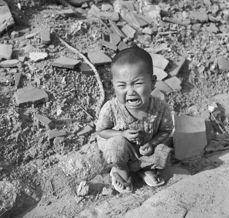 طفل ياباني يبكي على أنقاض ومخلفات التفجير.