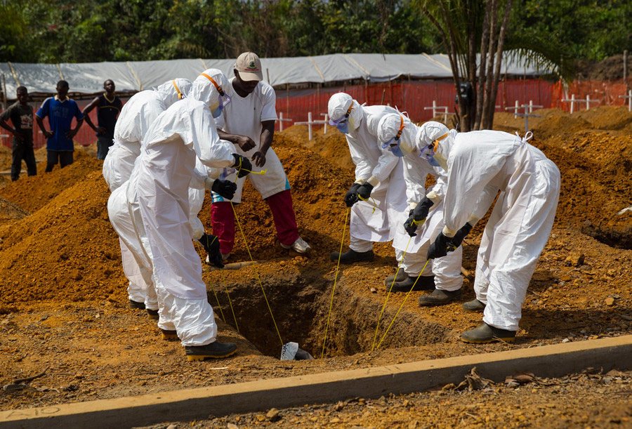 دفن مصاب بالإيبولا