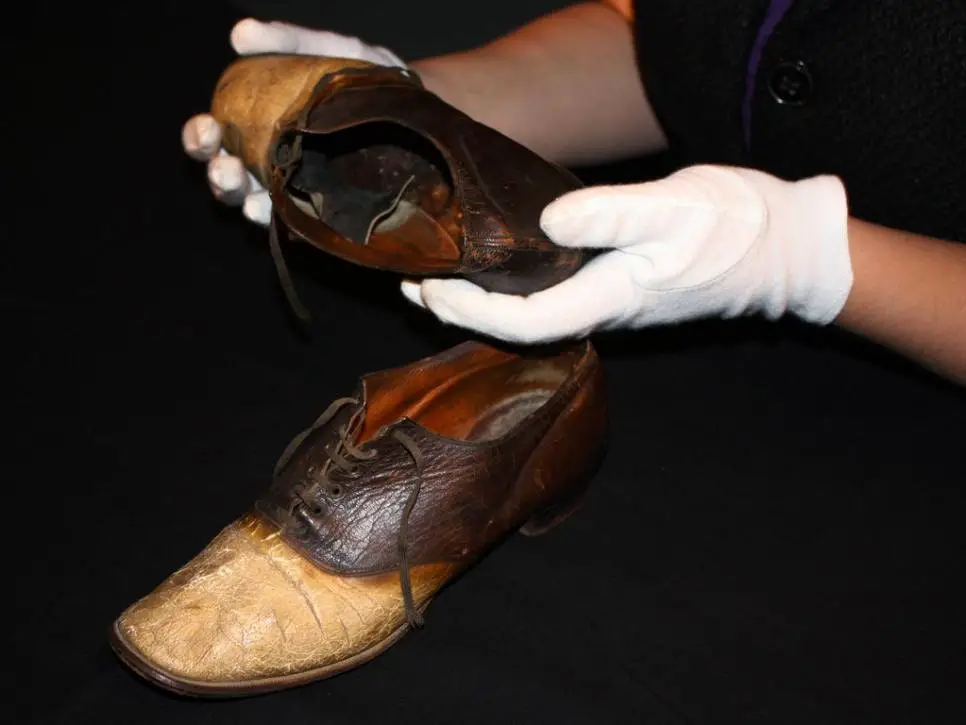 الأحذية التي صنعت من جلد (جوروج باروت) معروضة في متحف مقاطعة (كاربون) في (وايومينغ).