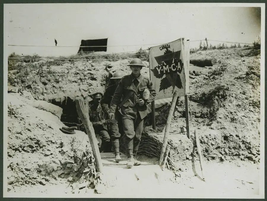 جنود في الحرب مع لافتة جمعية الشبان المسيحيين.