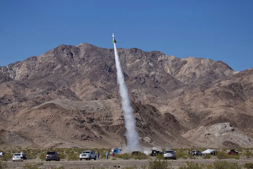 انطلاق صاروخ صغير فوق الصحراء