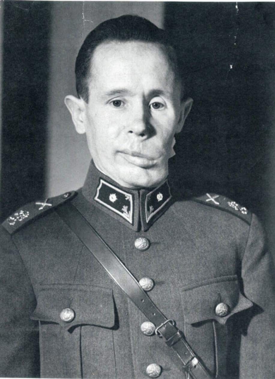 صورة (سيمو هايها) بعد الحرب، فقد تشوه وجهه نتيجة لإصابة تعرض إليها زمن الحرب.
