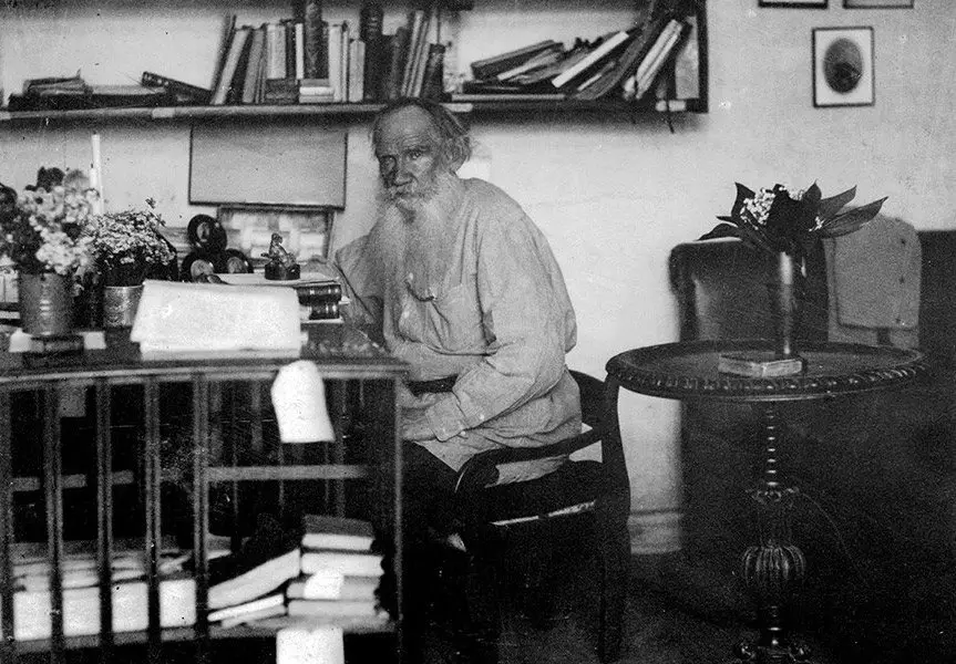 تولستوي في مكتبه سنة 1908.