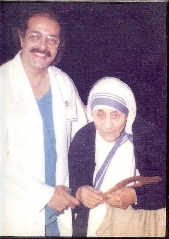 الأم تيريزا مع أحد الأطباء
