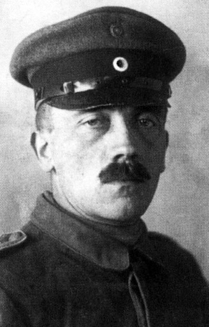 (أدولف هتلر) في بزته الرسمية كجندي في الحرب العالمية الأولى