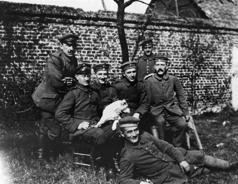 جندي الحرب العالمية الأولى (أدولف هتلر) في أقصى يمين الصورة.
