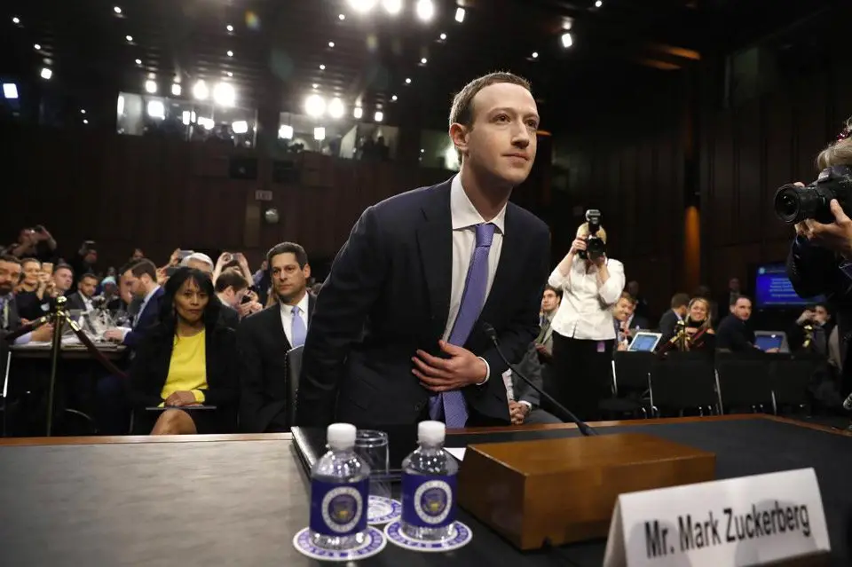 (مارك زوكربرغ) مؤسس شركة فايسبوك ومديرها التنفيذي.