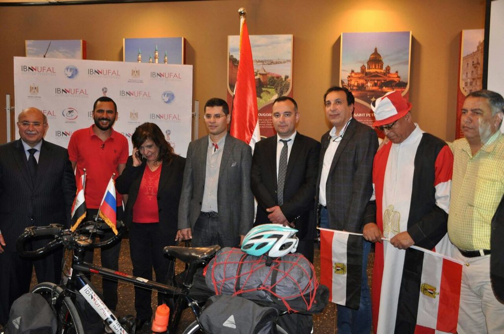 محمد نوفل مع الصحافة وممثلين حكوميين قبل انطلاقه رسميا في رحلته إلى روسيا على الدراجة الهوائية.