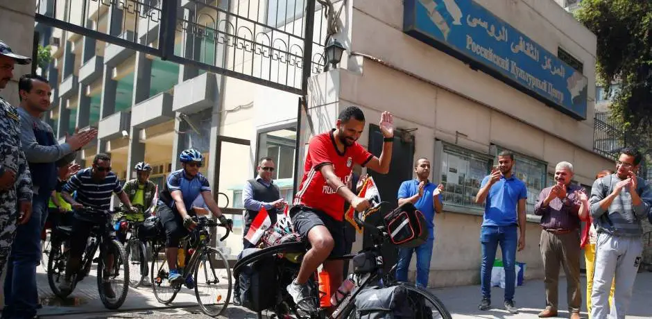 بدأ الدراج المصري محمد نوفل رحلة إلى روسيا لمشاهدة مباريات مصر في كأس العالم مستخدما دراجته.