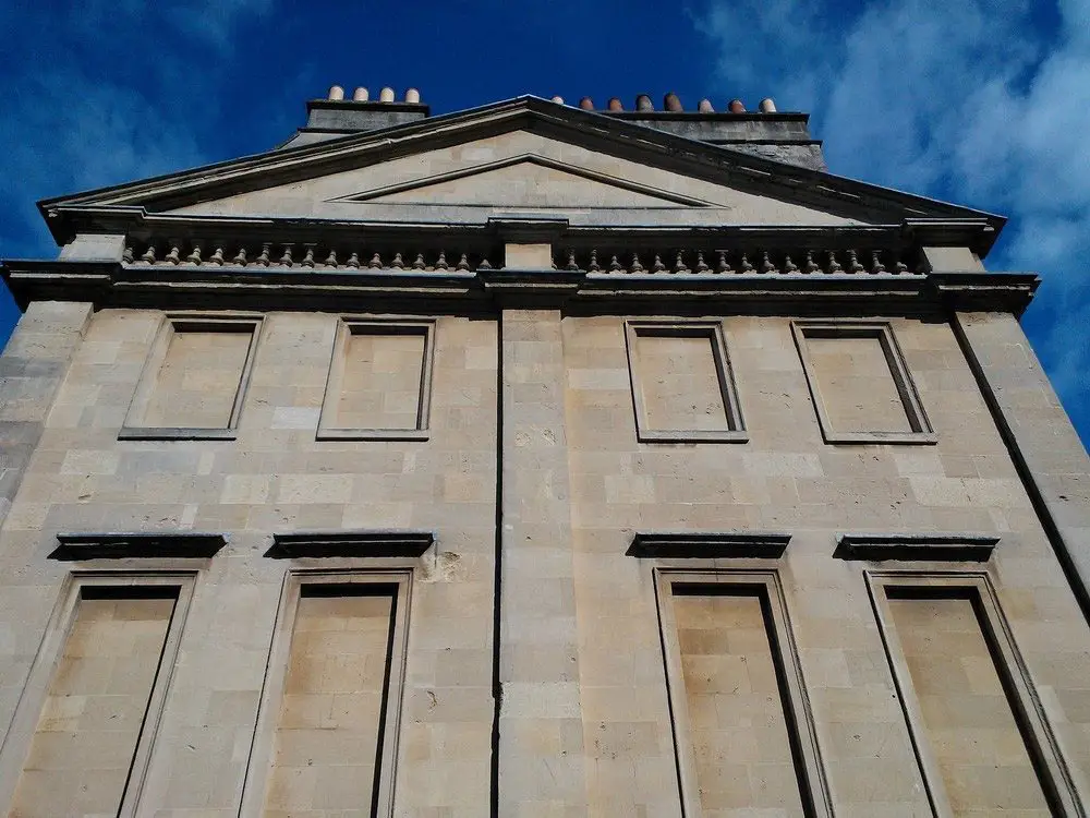 بناء بنوافذ مغلقة بالطوب في مدينة Bath البريطانية.