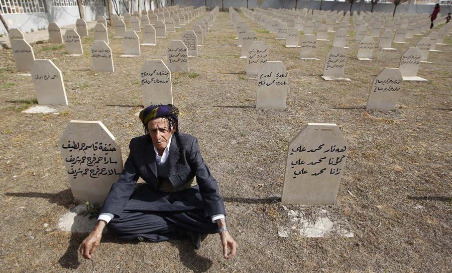 مواطن عراقي يزور مقبرة ضحايا الهجوم الكيماوي عام 1988 في بلدة حلبجة الكردية