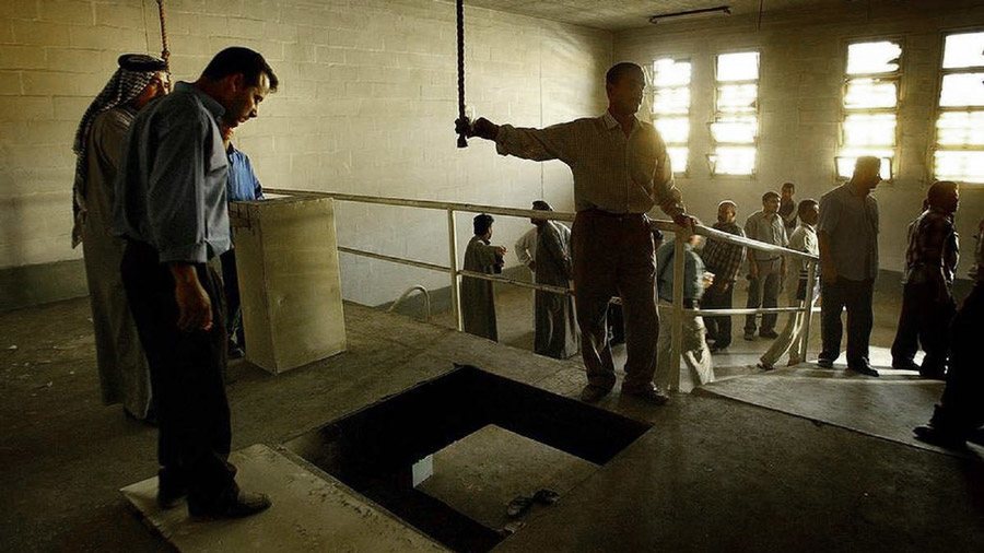 رجال يتجمعون في غرفة الإعدام في سجن أبو غريب 