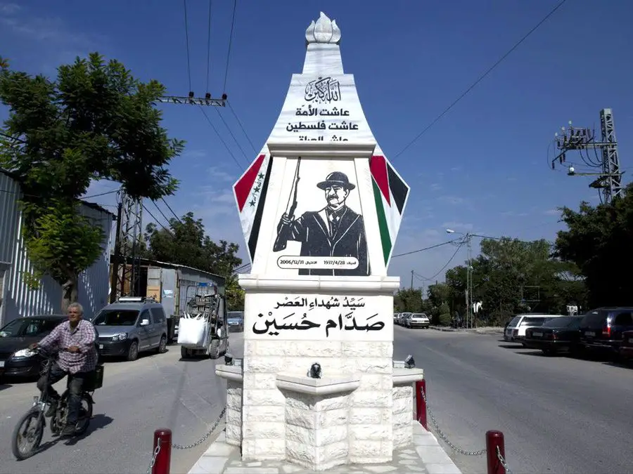 صرح تذكاري في مدينة قلقيلية الفلسطينية يبين مدى شعبية المجرم صدام حسين