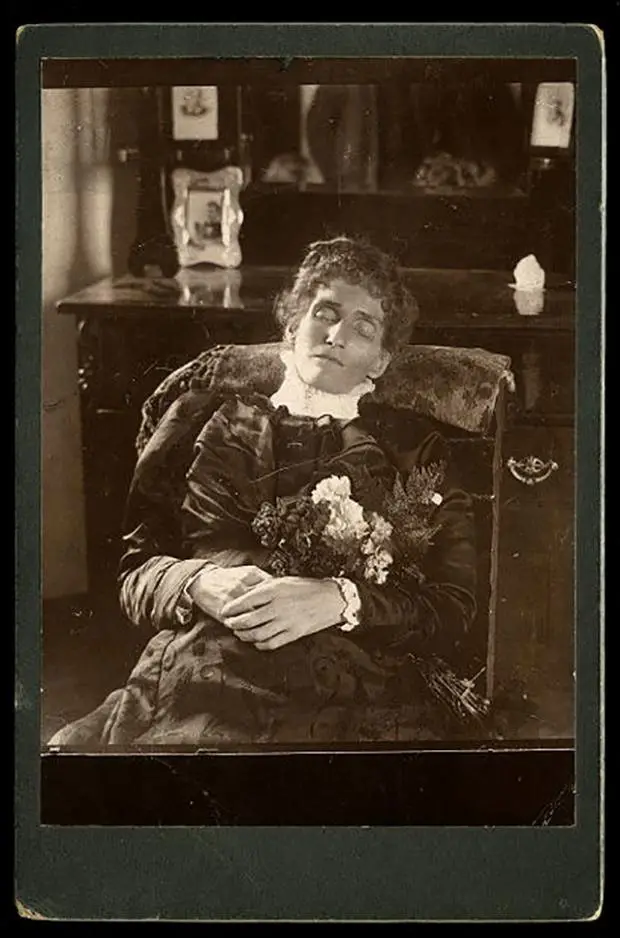 صورة لـ(ماي سيندر) والدة (إيستال سيندر)، سنة 1898. بإمكانك ملاحظة انعكاس المصور على المرآة