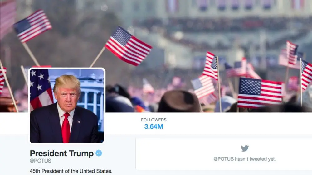 الصورة التي استخدمها فريق ترامب لحساب الرئاسة على Twitter كانت لمراسم تنصيب سلفه أوباما كرئيس للولايات المتحدة.