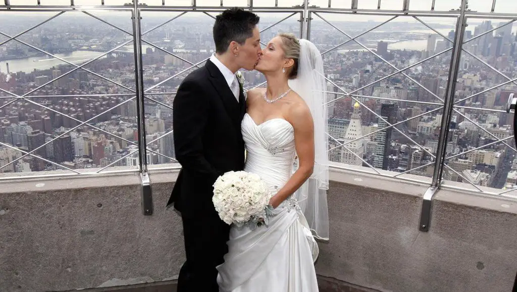 صور الترويج للزواج التقليدي على شبكة Fox