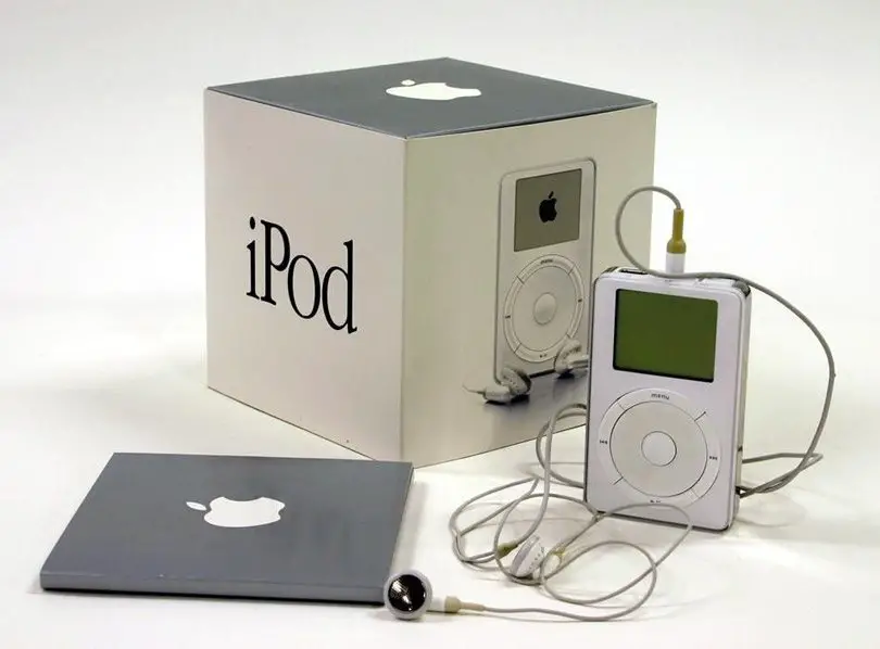 مشغلات الوسيقى الرقمية المحمولة كانت موجودة لوقت طويل قبل طرح جهاز iPod، لكن شعبيته جعلت العديدين يعتقدون أنه الأول.