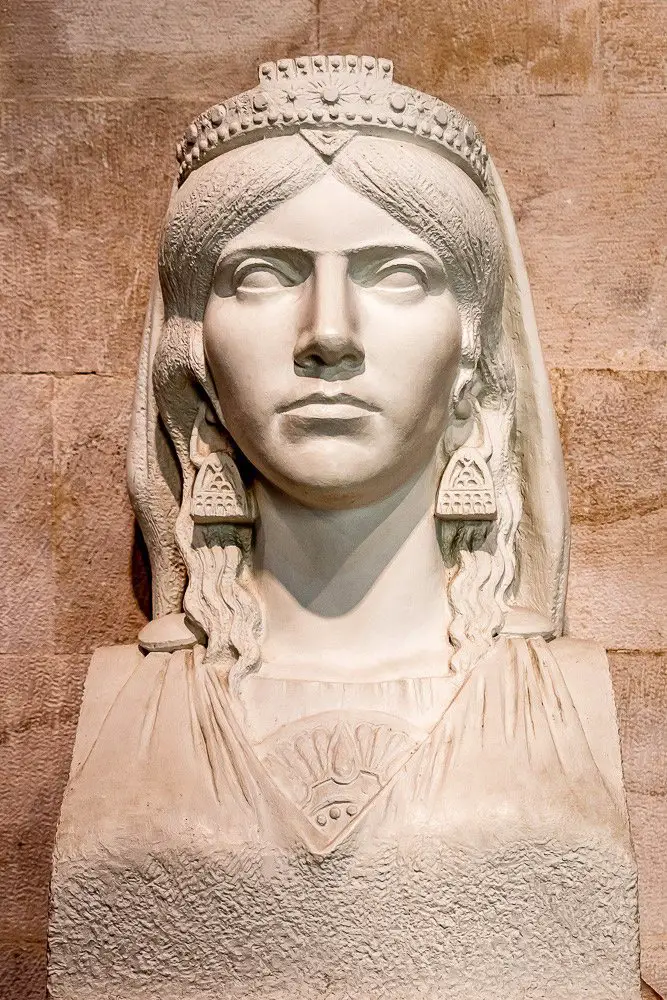 تمثال الملكة (توتا)