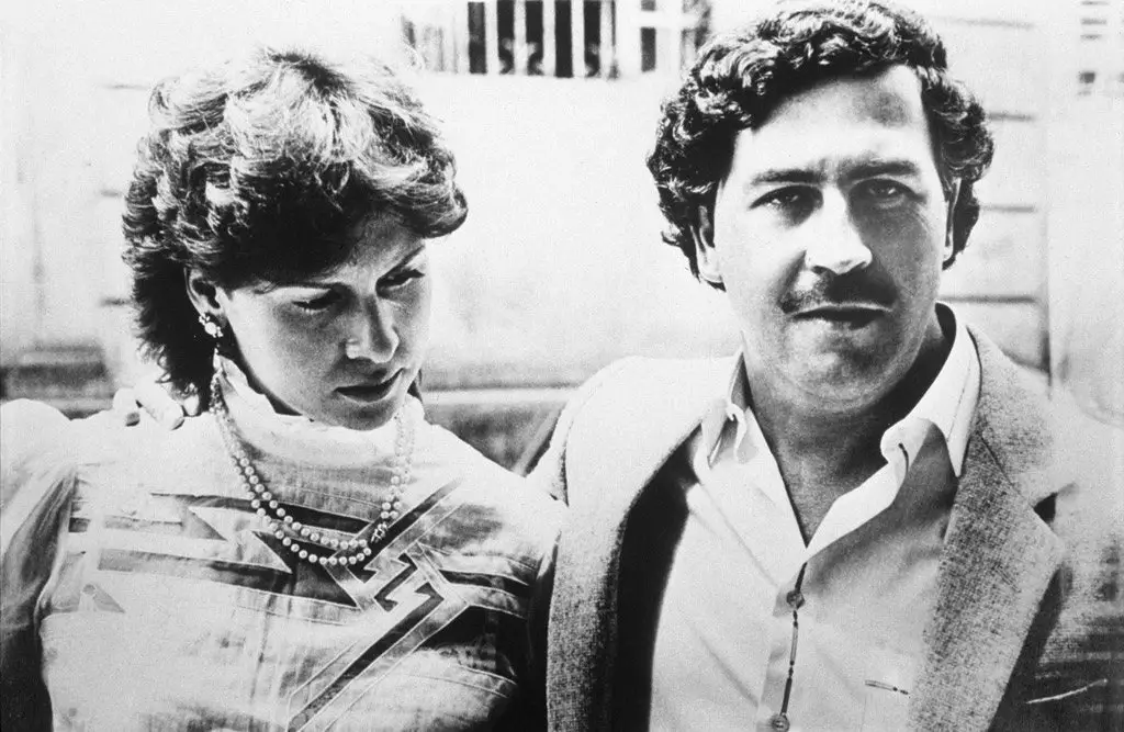 (بابلو إسكوبار) وزوجته (ماريا فيكتوريا) سنة 1983