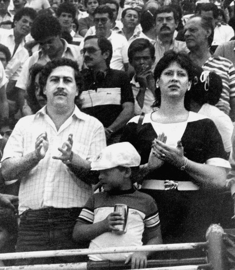 بابلو إيسكوبار وعائلته في إحدى مباريات كرة القدم