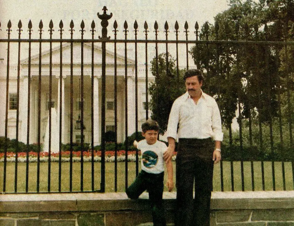 بابلو إيسكوبار وابنه أمام البيت الأبيض