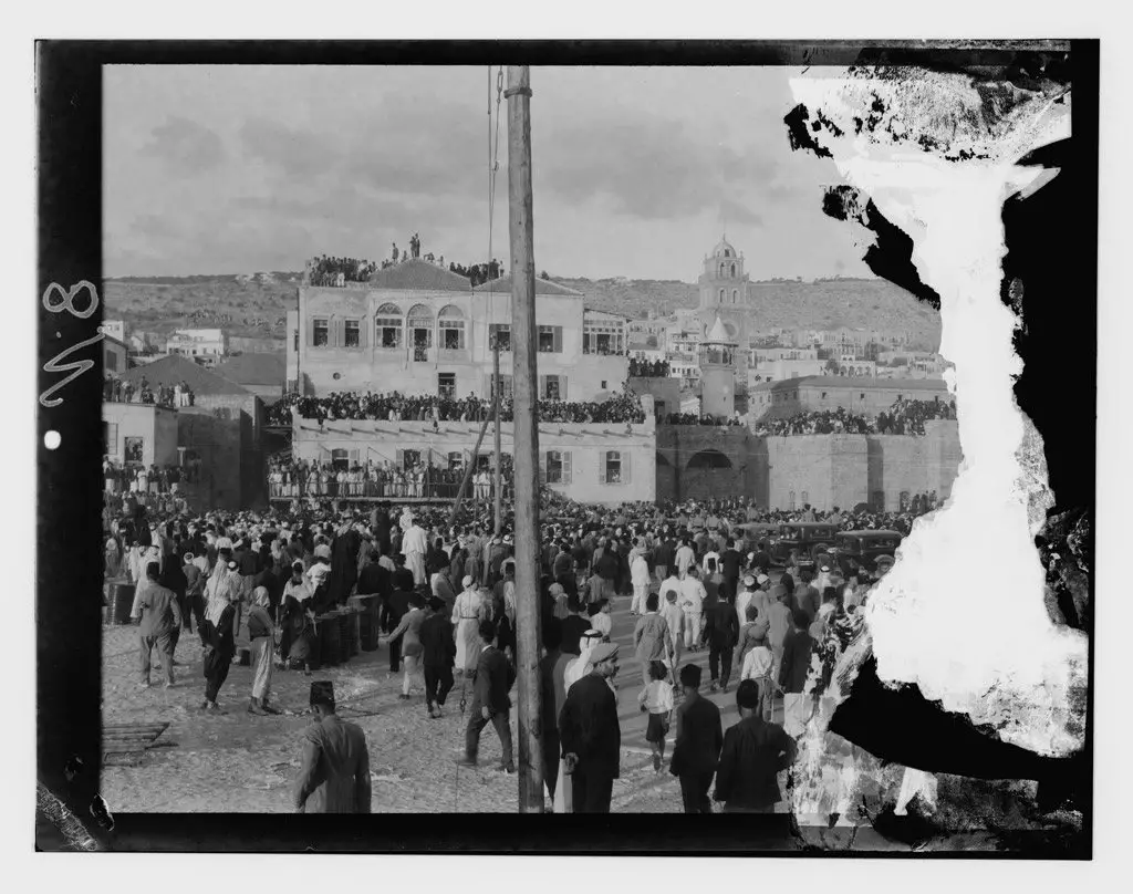 تجمع الحشود لتوديع الملك فيصل المتوفي حديثا في الرابع عشر من سبتمبر سنة 1933
