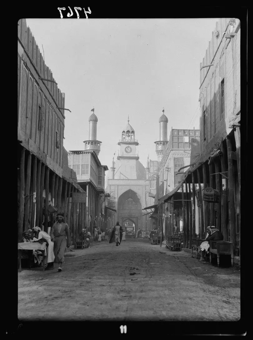 الشارع الرئيسي الذي يؤدي مباشرة إلى مدخل المسجد الكبير في كربلاء