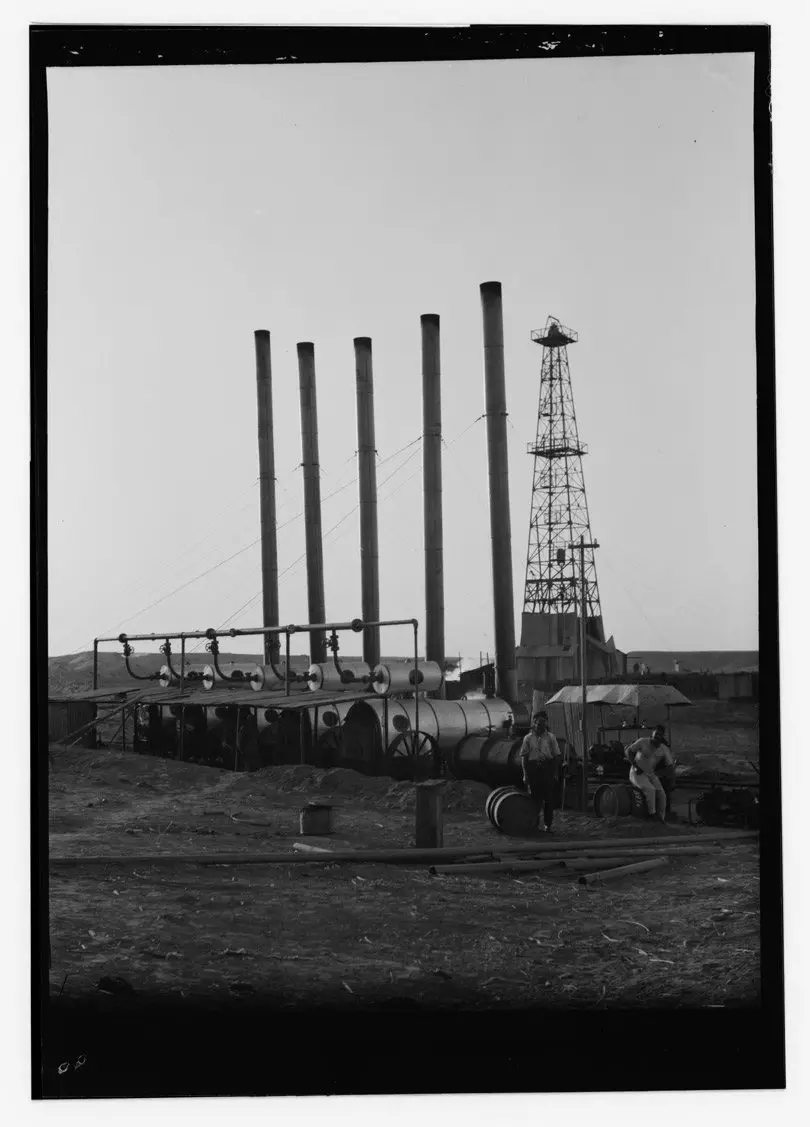 آبار النفط وآلات التنقيب في مقاطعة كركوك