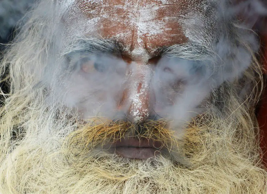 عجوز هندي يدخن