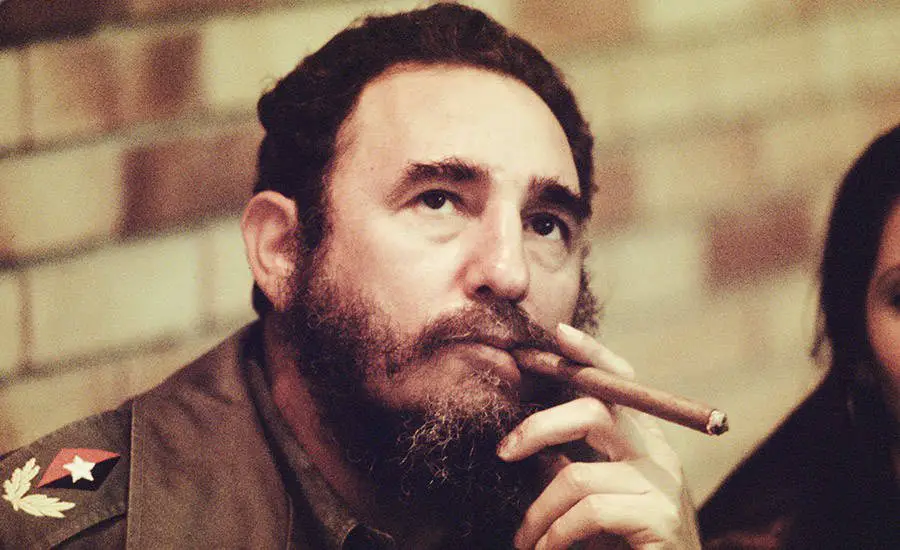 فيدال كاسترو يدخن السيجار في مكتبه في هافانا سنة 1977