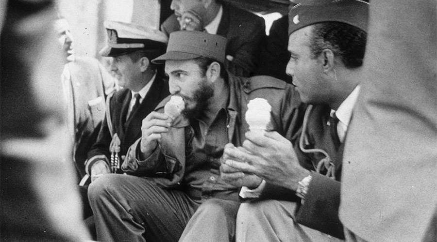 (فيدال كاسترو) يأكل المثلجات على متن أحد القطارات في مدينة (نيويورك) سنة 1959